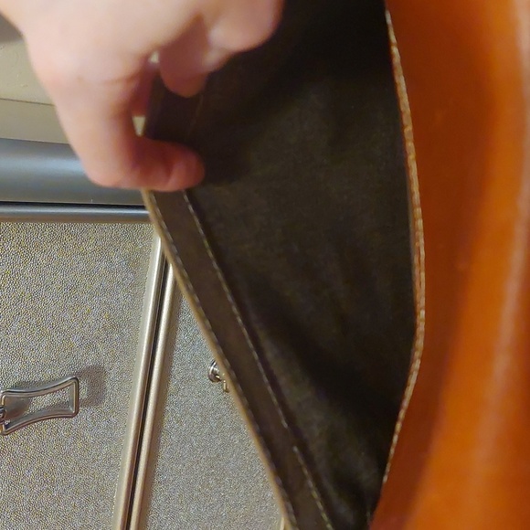 Mountain Leather Design Cross Body Bag - Picture 8 of 9